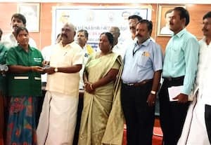 துாய்மைப் பணியாளர்களுக்கு நலவாரிய அட்டை வழங்கல்