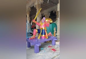 திருவாடானை கோயிலில் தயார் நிலையில் சூரன் சிலை