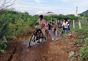 ராஜபாளையத்தில் முறையான பாதை இன்றி சகதியில் கடக்கும் மாணவர்கள்