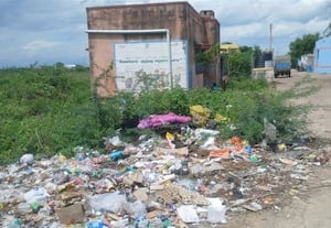 சகதியாகும் ரோடு, வீடுகளின் முன் தேங்கும் கழிவுநீர்