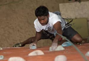 மணிகண்டன் 'தங்கம்'  * உலக பாரா 'கிளைம்பிங்' போட்டியில்...