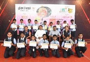 'பதில் சொல்லி பரிசை வெல்ல' மாணவர்கள் துடிப்பு: விஸ்வதீப்தி மெட்ரிக் மேல்நிலைப் பள்ளியில் 'பட்டம்' இதழ் சார்பில் வினாடி--வினா போட்டி