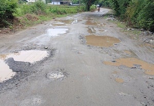 சேதமடைந்த ரோட்டில் அவதிக்குள்ளாகும் மக்கள்