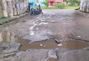 கடமலைப்புத்துார் மேம்பாலம் கீழே பள்ளங்களில் தண்ணீர் தேங்கி அவதி