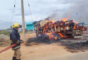 பழநி அருகே தேங்காய் நார் லாரியில் பற்றிய தீ