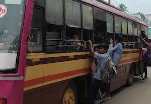 மாணவர்களின் ஆபத்தான பயணம் தவிர்க்க கூடுதல் பஸ் வசதி ஏற்படுத்த கோரிக்கை
