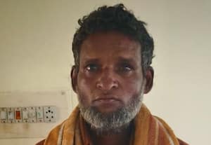 மனைவியுடன் தொடர்பு வைத்திருந்தவரின் தலையில் கல்லை போட்டு கொன்ற நபர் கைது