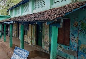 ஒழுகும் கட்டடத்தில் அரசு பள்ளி