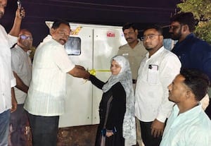 புதிய மின் விளக்குகள் இயக்கி வைப்பு