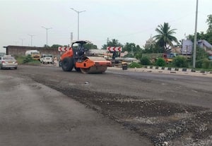  சர்வீஸ் சாலை சீரமைப்பு பணி துவங்கியது