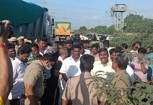 என்.எல்.சி., சாம்பல் ஏற்றி வந்த லாரிகளை தடுத்த கிராம மக்கள்: நெய்வேலி அருகே பரபரப்பு
