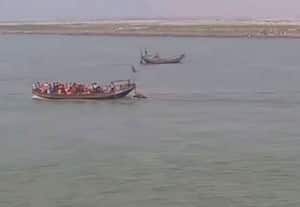 உத்தரபிரதேசத்தில் படகு கவிழ்ந்தது: மாயமான 8 பேரை தேடும் பணி தீவிரம்