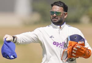 நான்கு விக்கெட் சாய்த்த தனுஷ் * தென் ஆப்ரிக்கா 'ஏ' அணி ரன் குவிப்பு