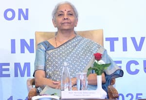 மோசமான வானிலை: மத்திய நிதியமைச்சர் நிர்மலா சீதாராமன் சென்ற விமானம் அவசரமாக தரையிறக்கம்