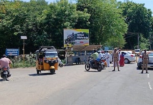 பரமக்குடி: போக்குவரத்து தடையால் பொதுமக்கள், வியாபாரிகள் அவதி : குறைந்த மாணவர்களுடன் செயல்பட்ட பள்ளிகள்