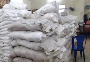 3,000 அரிசி மூட்டைக்கிடையே இயங்கும் ஆபீஸ் வரி வசூல் பணி பாதிப்பதாக ஊழியர்கள் புலம்பல்