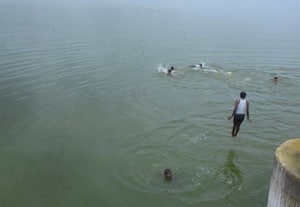 ஆபத்தை உணராமல் நீர் நிலைகளில் குளியல்