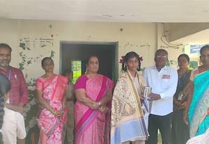 இலக்கிய போட்டி மாணவி அசத்தல்