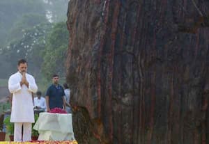 இந்திரா நினைவு தினம்; சோனியா, ராகுல் மலர் தூவி மரியாதை