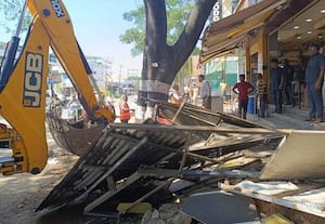 ஆனைமலையில் ஆக்கிரமிப்புகள் அகற்றம்