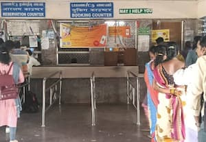 பொன்னேரி ரயில் நிலையத்தில் டிக்ெகட் பெற பயணியர் தவிப்பு