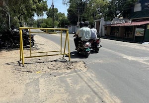 சேதம் அடைந்த இடத்தில் வைக்கப்பட்ட பேரிகார்டு :தினமும் விபத்தில் சிக்கும் வாகன ஓட்டிகள்