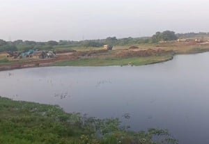 மோட்டார் வைத்து நீரை வெளியேற்றி மெய்யூர் ஏரியில் மணல் கொள்ளை