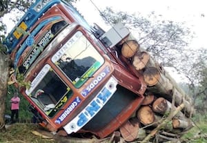 கவிழ்ந்த லாரியில் உயிர் தப்பிய டிரைவர்