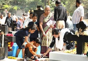 மறைந்த முன்னோரை நினைத்து கல்லறை திருநாளில் வழிபாடு