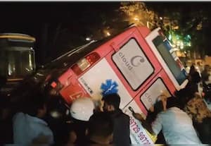  சிக்னலில் நின்றிருந்த 3 பைக்குகள் மீது ஆம்புலன்ஸ் மோதியதில் இருவர் பலி