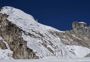  நேபாளத்தில்  பனிச்சரிவில் சிக்கி 7 பேர் பலி