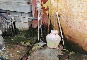 கழிவுநீரில் கலந்து வீணாகும் குடிநீர்