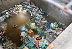 மழைநீர் சேகரிப்பு கிணற்றில் பிளாஸ்டிக் பாட்டில் மயம்