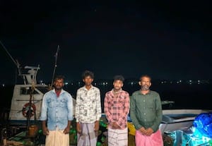 எல்லை தாண்டி மீன்பிடித்ததாக சுற்றிவளைப்பு: நாகை, தொண்டி மீனவர்கள் 35 பேர் கைது