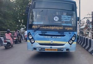 பாலத்தில் பழுதாகி நின்ற அரசு பஸ்