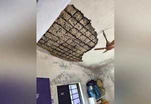 இடிந்து விழுந்த பழங்குளம் வி.ஏ.ஓ., அலுவலக கூரை