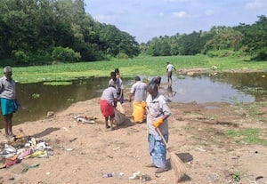 சண்முக நதியை சுத்தம் செய்த  பணியாளர்கள்