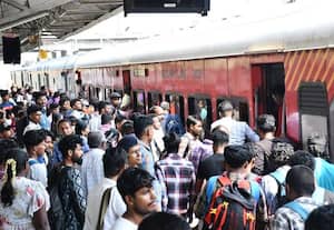 பீஹார் தேர்தலில் ஓட்டளிக்க பயணம்;  ரயில்வே ஸ்டேஷனில் தள்ளுமுள்ளு