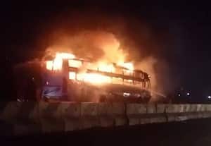 இன்ஜின் கோளாறால் தீ ஆம்னி பஸ் கருகியது