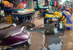 கால்வாய் அடைப்பால் வெளியேறிய கழிவுநீரால் சுகாதாரம் கேள்விக்குறி