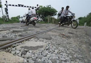 நத்தப்பேட்டை ரயில் கடவுப்பாதையில் தார் சாலையின்றி வாகன ஓட்டிகள் அவதி