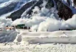 நேபாளம் 2 இடங்களில் திடீர் பனிச்சரிவு 7 மலையேற்ற வீரர்கள் பலி