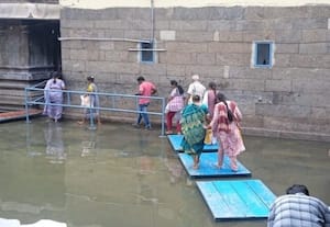 கோவிலில் தேங்கியுள்ள மழைநீர்: பக்தர்கள் அவதி