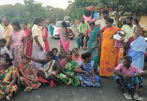 சடலம் அடக்கம் செய்ய இடம் கோரி சாலை மறியல்