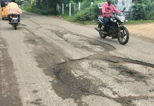 மதுராந்தகம் -- உத்திரமேரூர் சாலையில் பள்ளங்களால் விபத்து அபாயம்