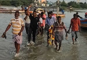 சுடுகாட்டிற்கு சாலை வசதி இல்லாததால் படகில் சடலத்தை எடுத்து சென்ற அவலம்