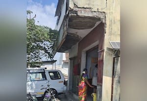 தபால் அலுவலகத்தில் தலைக்கு மேல் ஆபத்து