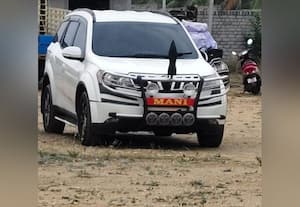 நம்பர் பிளேட் இல்லாமல் வலம் வரும் கார்