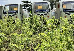 முட்செடிக்குள் வீணாகும் பேட்டரி வாகனம்