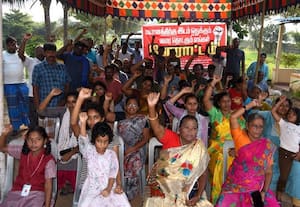 கும்மிடியில் இறந்தவர் உடலை வைத்து மயானத்திற்கு இடம் கேட்டு போராட்டம்